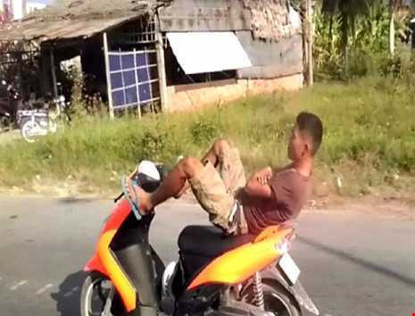 Dùng chân điều khiển xe