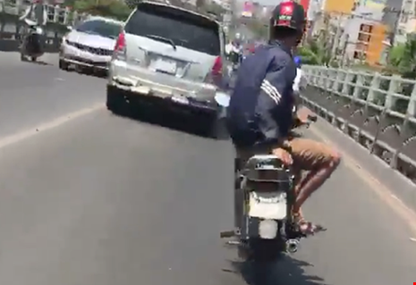 Ngồi về một bên điều khiển xe