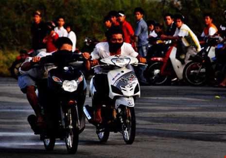 Điều khiển xe thành nhóm từ 02 xe trở lên chạy quá tốc độ quy định