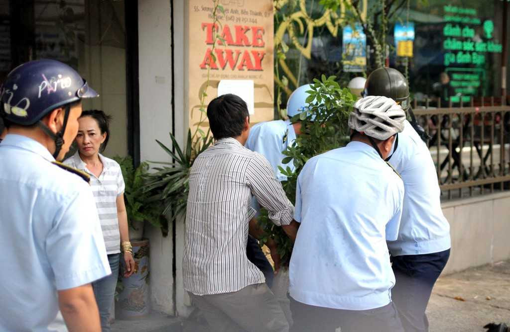 Chu tich phuong Ben Thanh go cua nhac nho tung ho dan lan chiem via he hinh anh 5