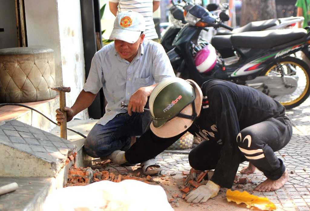 Chu tich phuong Ben Thanh go cua nhac nho tung ho dan lan chiem via he hinh anh 6