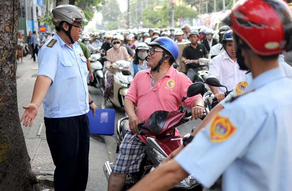 Chu tich phuong Ben Thanh go cua nhac nho tung ho dan lan chiem via he hinh anh 9