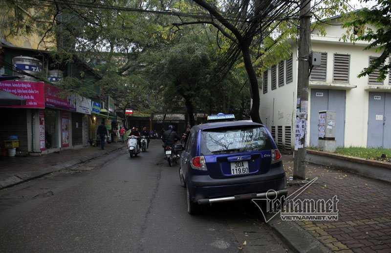 vỉa hè, giành vỉa hè, dọn vỉa hè, ô tô đỗ vỉa hè, vườn hoa, Hà Nội