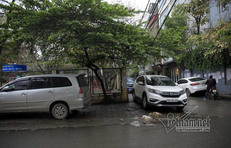 vỉa hè, giành vỉa hè, dọn vỉa hè, ô tô đỗ vỉa hè, vườn hoa, Hà Nội