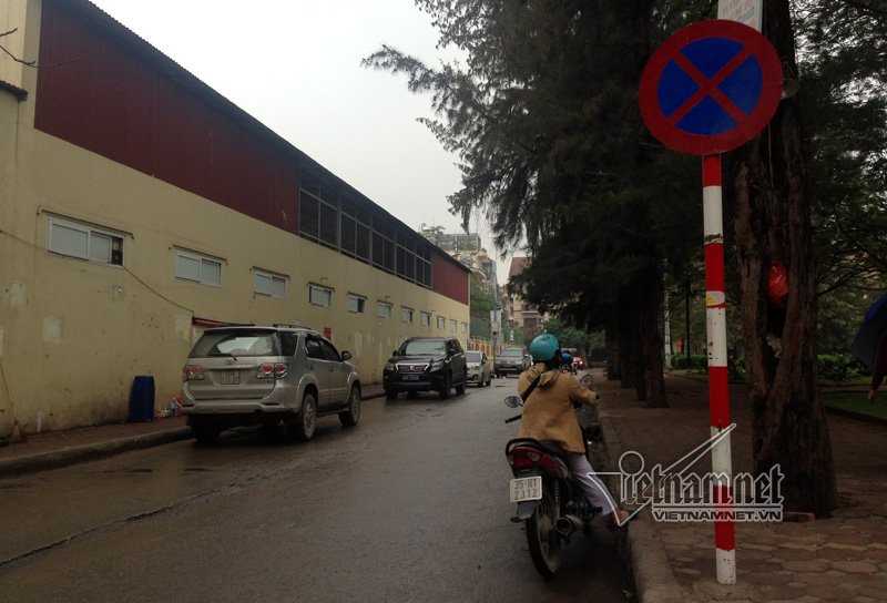 vỉa hè, giành vỉa hè, dọn vỉa hè, ô tô đỗ vỉa hè, vườn hoa, Hà Nội
