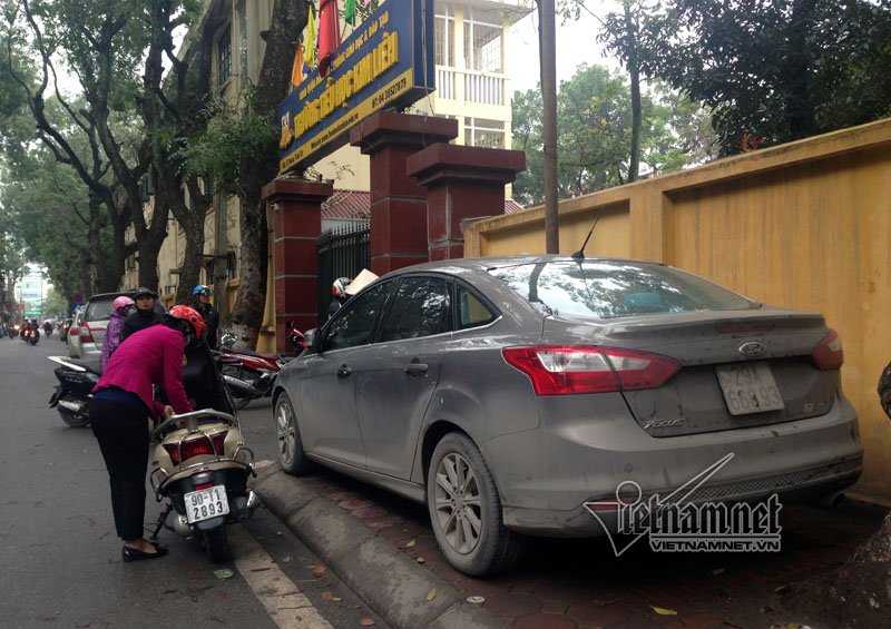 vỉa hè, giành vỉa hè, dọn vỉa hè, ô tô đỗ vỉa hè, vườn hoa, Hà Nội