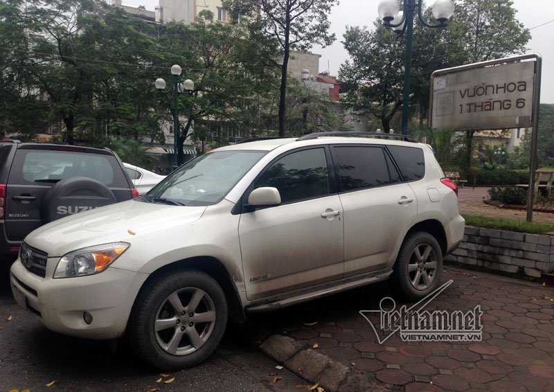 vỉa hè, giành vỉa hè, dọn vỉa hè, ô tô đỗ vỉa hè, vườn hoa, Hà Nội