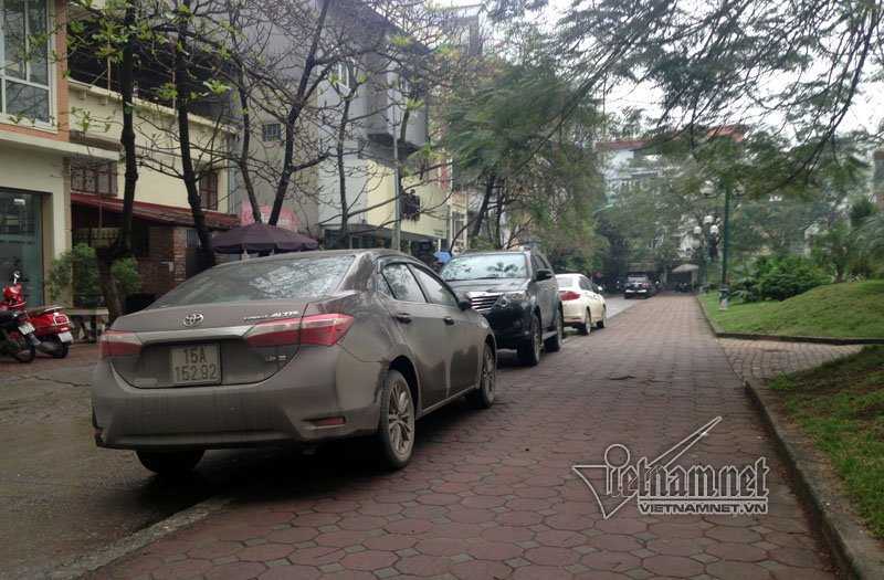 vỉa hè, giành vỉa hè, dọn vỉa hè, ô tô đỗ vỉa hè, vườn hoa, Hà Nội