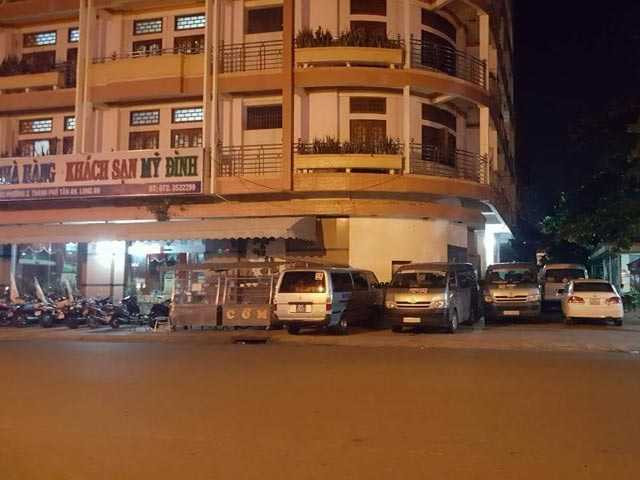 chu khach san nhot xe thuong ta doi tinh boi thuong 100 cay vang hinh anh 1