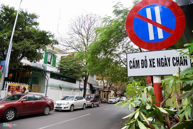 Ha Noi thi diem thu phi trong giu xe qua smartphone hinh anh 1