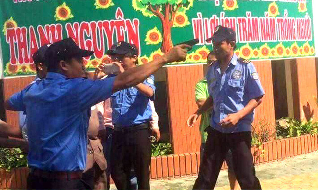 Bảo vệ xông vào trường học rút súng doạ bắn người.