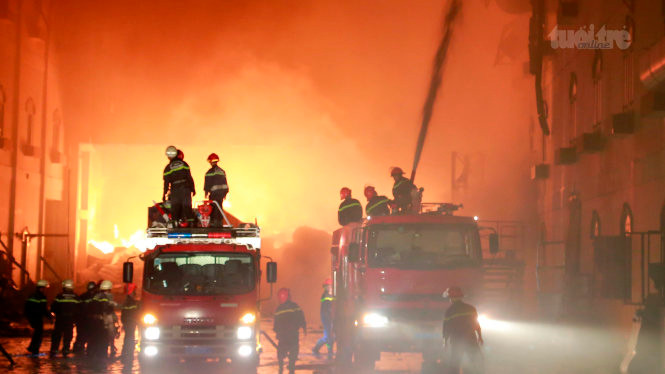 Xe chữa cháy tiến sâu vào hiện trường để chữa cháy