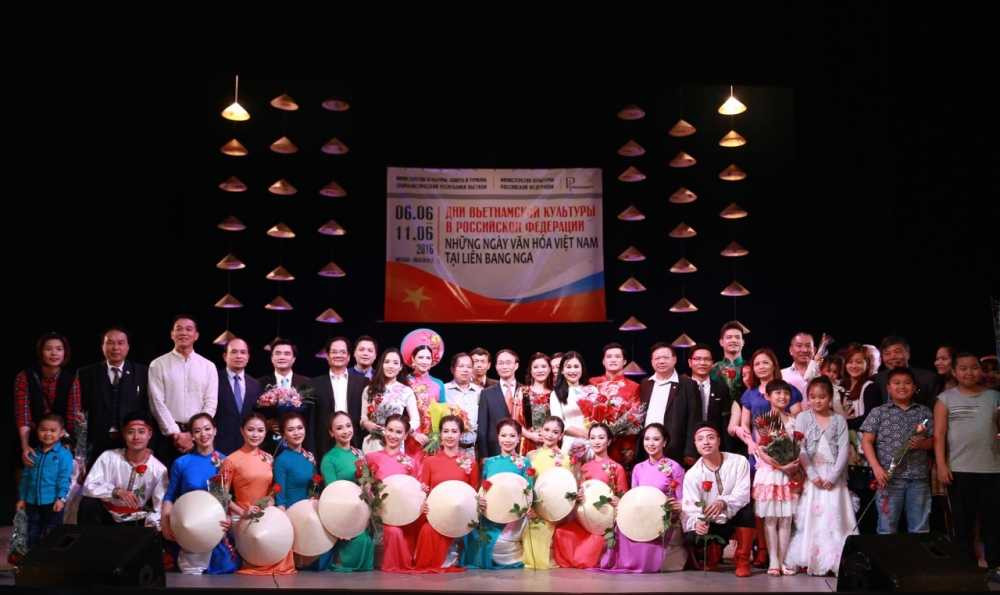 Ba_con_Kieu_bao_Volgograd_chup_anh_cung_cac_nghe_si_va_doan_1