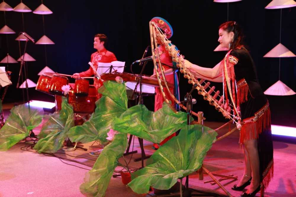 Nghe_si_Thu_Thuy_Hoc_vien_Am_nhac_Quoc_gia_Viet_Nam_trinh_dien_dan_Trung_1