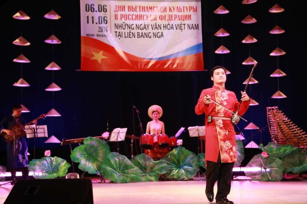 Nghe_si_Van_Xam_doc_tau_dan_Nhi