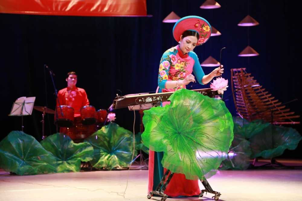 Tieng_dan_Bau_do_nghe_si_Le_Giang_Hoc_vien_Am_nhac_Quoc_gia_Viet_Nam_trinh_dien_luon_duoc_cong_chung_Nga_don_nhan