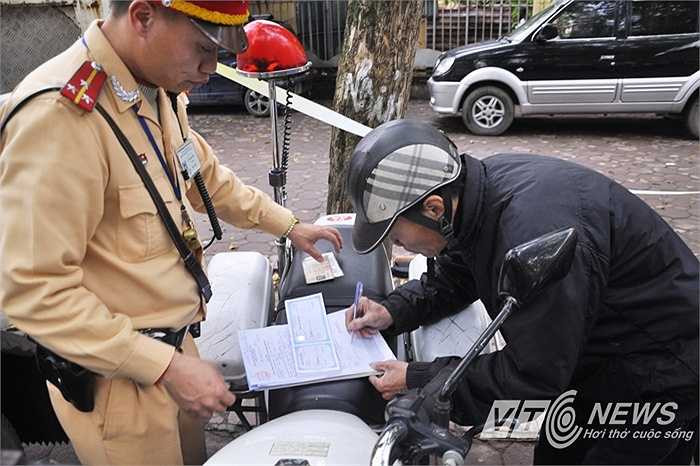 anh-hang-loat-nu-sinh-ngay-ngo-khong-doi-mu-bao-hiem-ra-duong-7