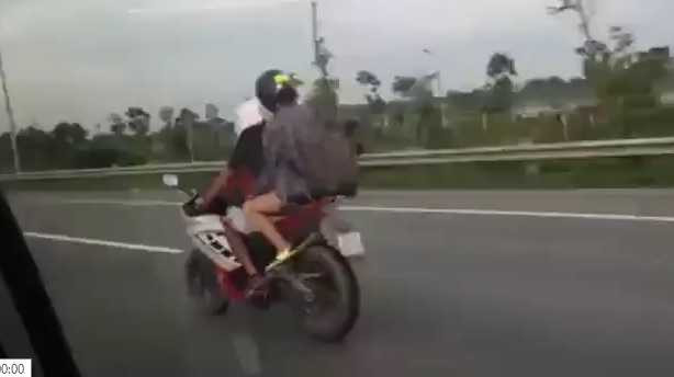 video-cap-doi-di-xe-phan-khoi-lon-phong-vun-vut-tren-duong-cam-082033