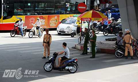 thanh-nien-dau-tran-xam-tro-trang-trao-lang-lach-truoc-mat-csgt-buoc-phai-lam-ngo-0