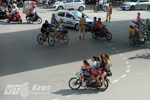 thanh-nien-dau-tran-xam-tro-trang-trao-lang-lach-truoc-mat-csgt-buoc-phai-lam-ngo-2 (1)