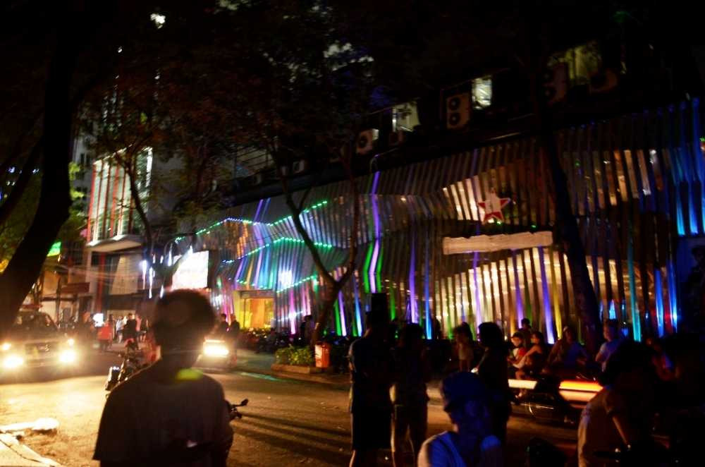 hon-chien-trong-bar-nam-thanh-nien-bi-dam-guc-075559