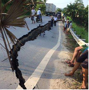 quoc-lo-nut-toac-khong-lo-nguoi-tham-gia-giao-thong-hoang-loan-113503