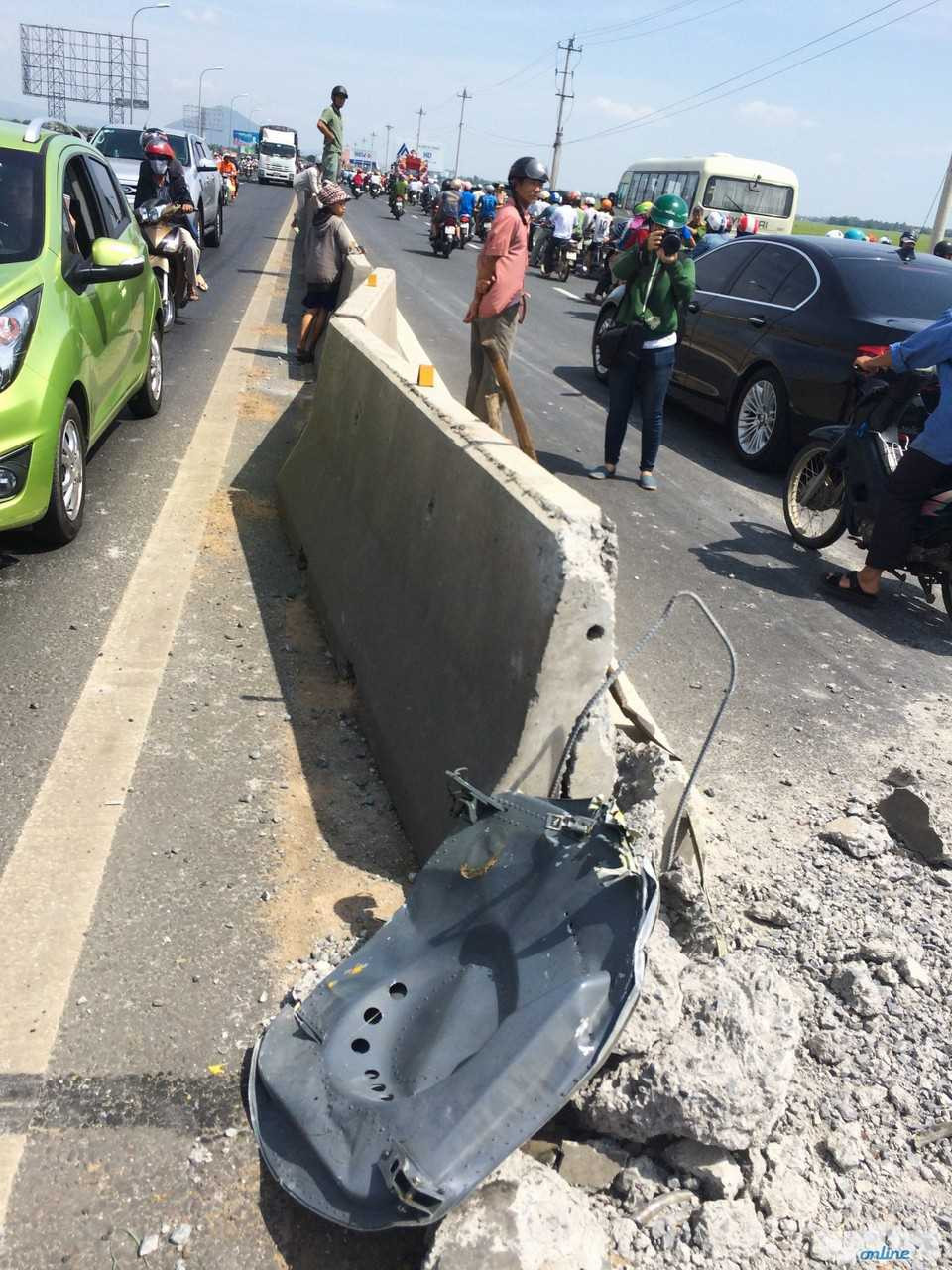 Một mảnh máy bay bị rớt lại khi máy bay va chạm với dải phân cách