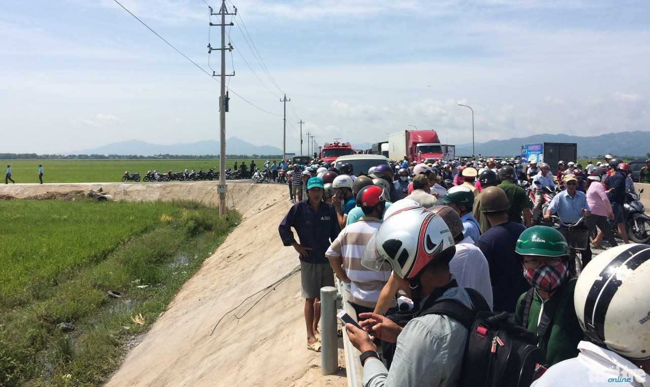 Người dân tập trung tại hiện trường theo dõi vụ việc