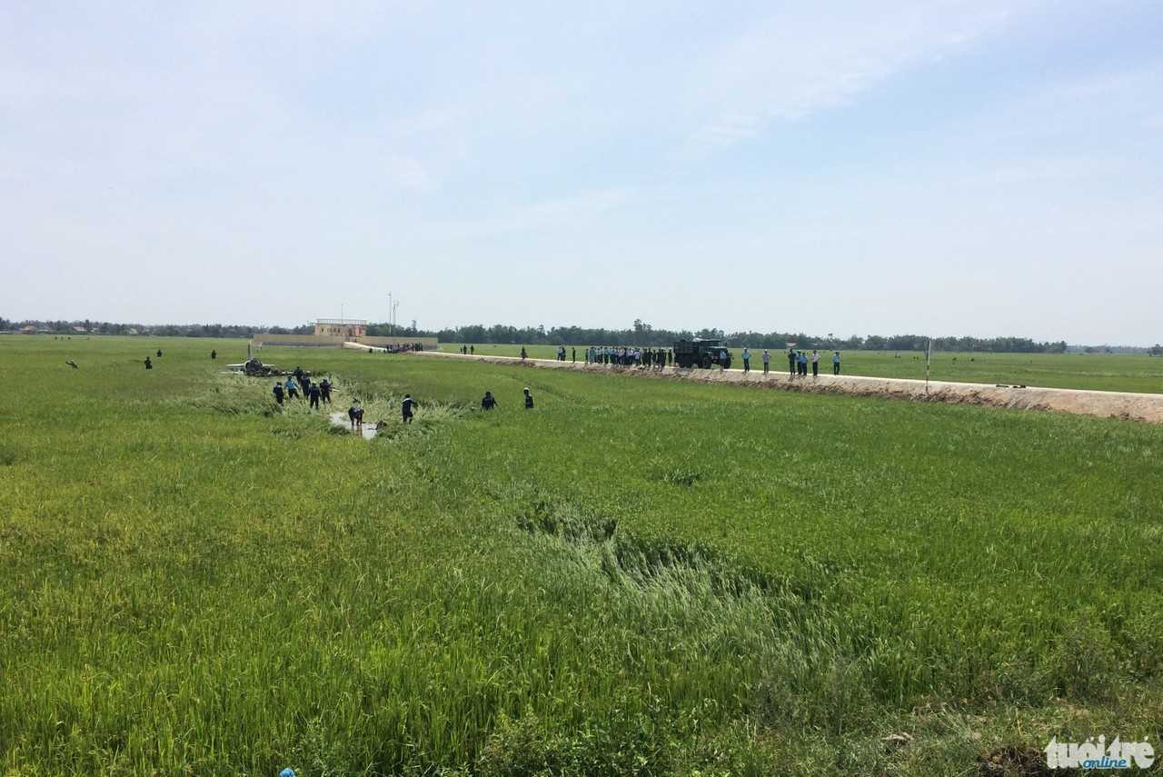 Máy bay trượt dài một đoạn khoảng hơn 100m trên ruộng lúa rồi dừng lại