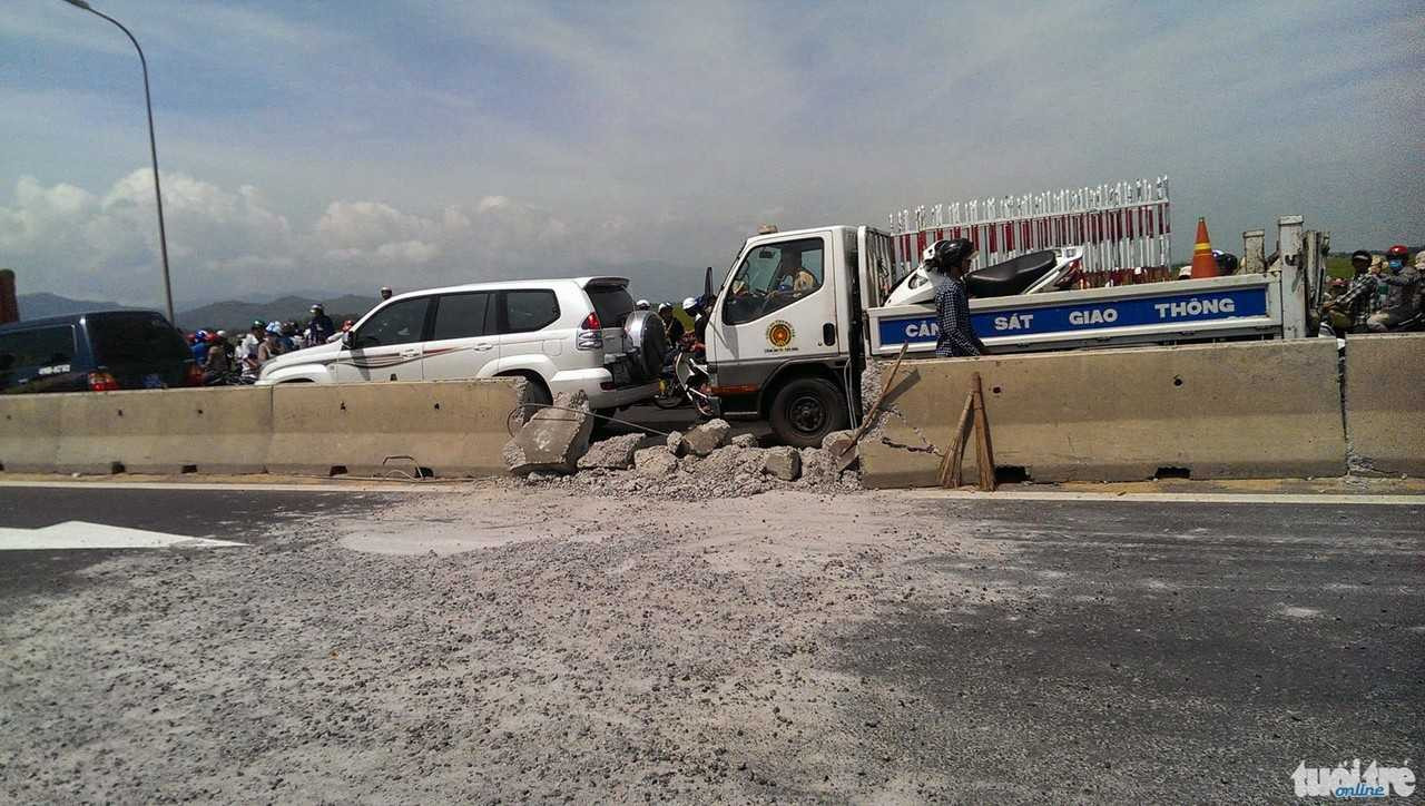 Mặt đường nơi máy bay quẹt qua trước khi lao xuống ruộng