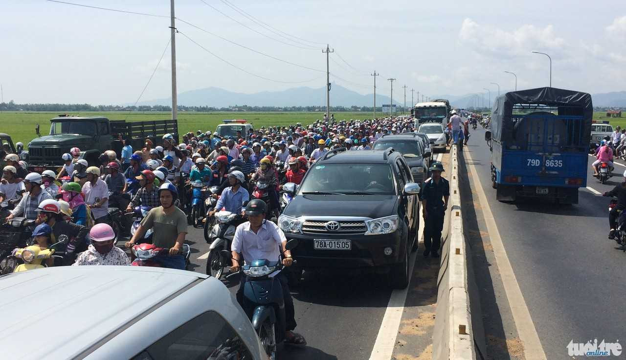 Hiện tại đoạn đường nơi hiện trường vụ tai nạn đang bị ùn ứ cục bộ