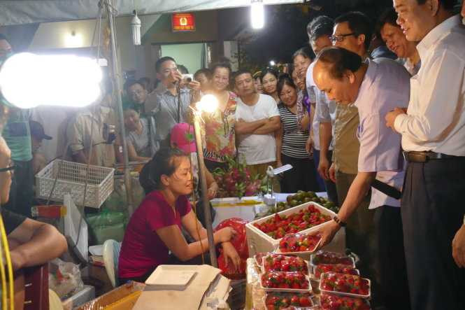 Sau khi Thủ tướng đã đi được một vòng khu chợ, nhiều người mới nhận ra sự xuất hiện của ông - Ảnh: LÊ KIÊN