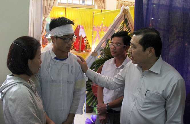 Chủ tịch UBND TP. Đà Nẵng Huỳnh Đức Thơ động viên gia đình cháu Dũng - Ảnh: ĐOÀN CƯỜNG
