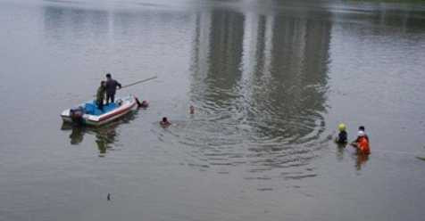 lat-thuyen-giua-dem-hai-chu-tieu-chet-duoi-065551