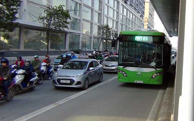  Buýt nhanh đón, trả khách ở nhà chờ trên đường Tố Hữu 