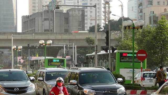  Hai chiếc buýt nhanh nối đuôi nhau trên đường Tố Hữu 