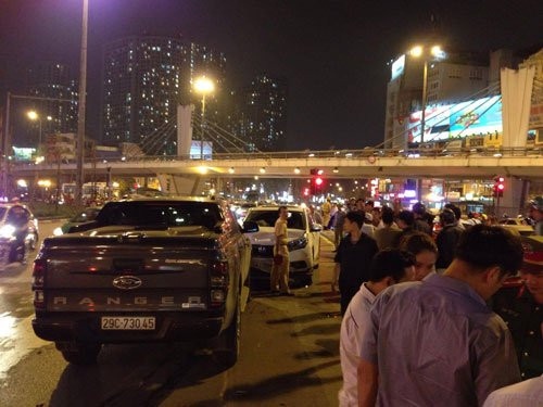 Hinh anh Danh tinh tai xe lai o to di nguoc chieu tong lien hoan tren pho Ha Noi 3