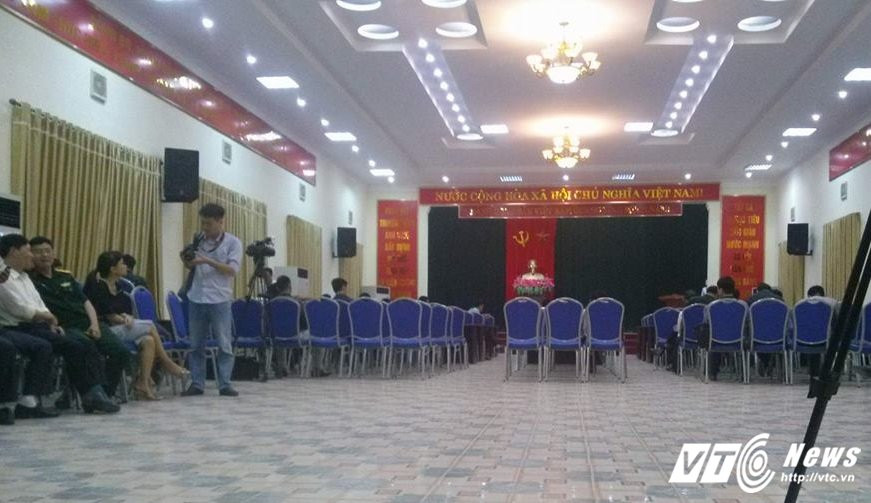 Hinh anh Ong Nguyen Duc Chung doi thoai voi nguoi dan Dong Tam 4