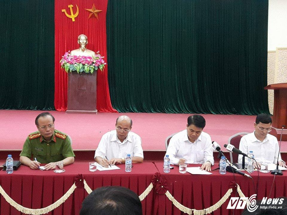 Hinh anh Truc tiep: Dai dien UBND xa Dong Tam dang thong tin voi Chu tich Ha Noi