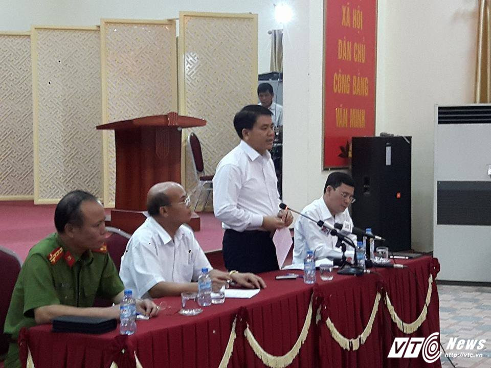 Hinh anh Truc tiep: Dai dien xa Dong Tam dang thong tin voi Chu tich Ha Noi