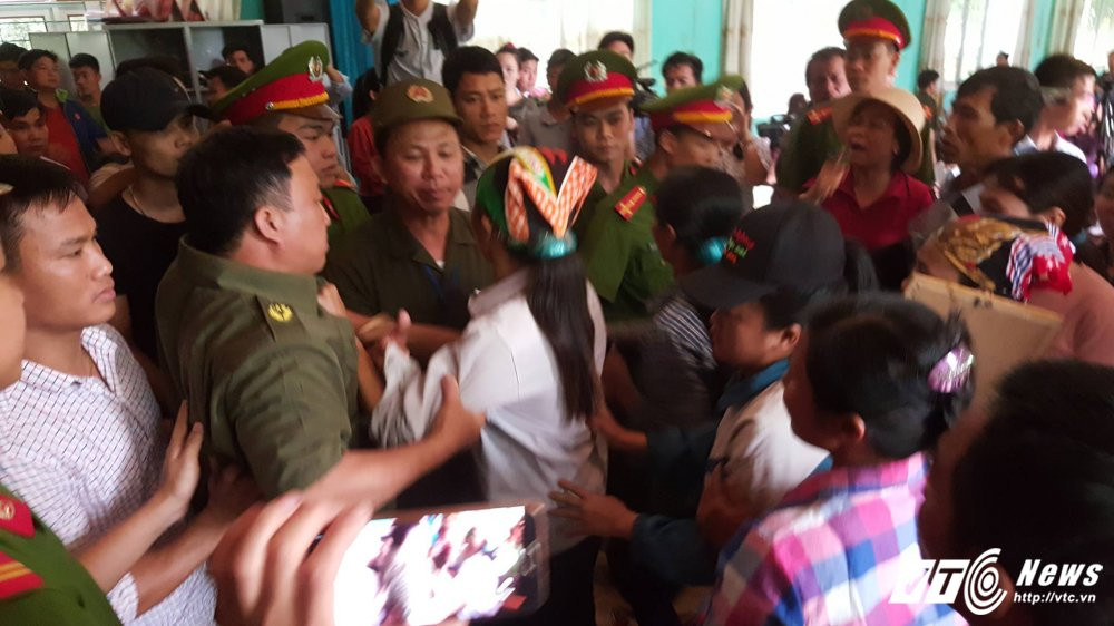 Hinh anh Video: Hon loan tai buoi xin loi 'tu tu' Han Duc Long