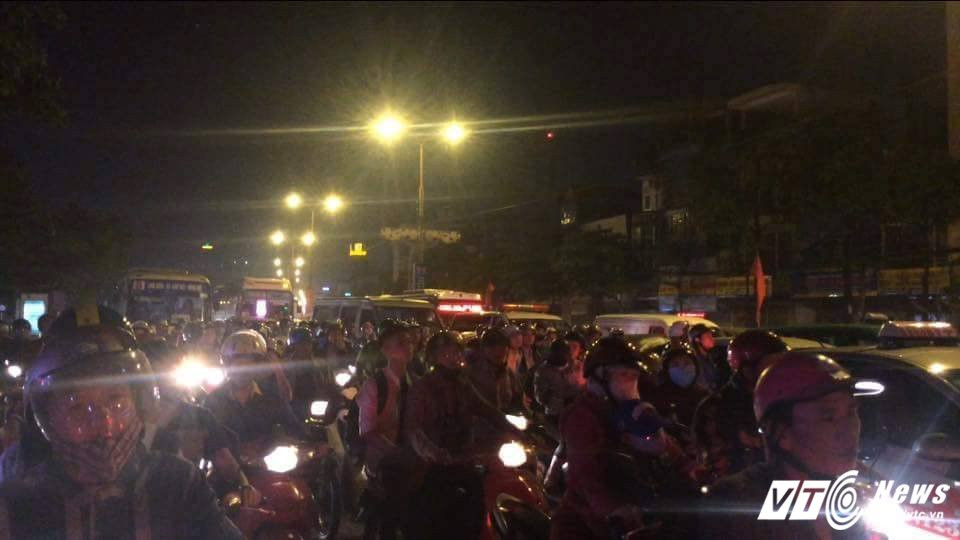 Hinh anh Dan do ve que nghi le 30/4 - 1/5, duong pho Ha Noi ket cung 20