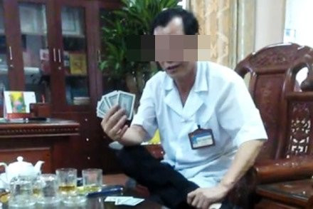 Hinh anh Xon xao hinh anh Giam doc Benh vien da khoa huyen to chuc danh bac tai phong lam viec 4