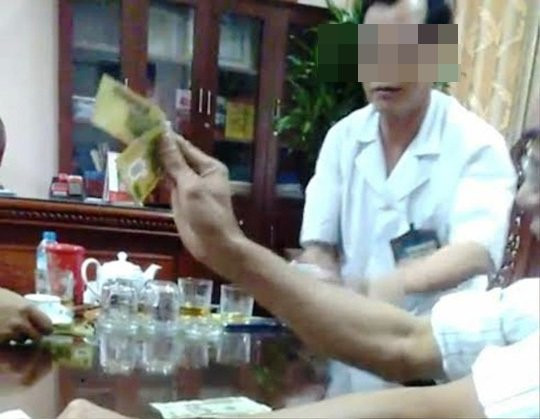 Hinh anh Xon xao hinh anh Giam doc Benh vien da khoa huyen to chuc danh bac tai phong lam viec 5