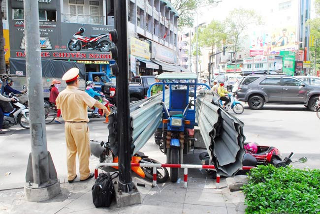 Xe ba gác chở “máy chém”, cứa 2 người đi đường trọng thương - 3