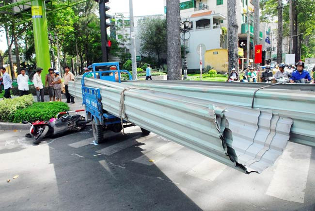 Xe ba gác chở “máy chém”, cứa 2 người đi đường trọng thương - 1