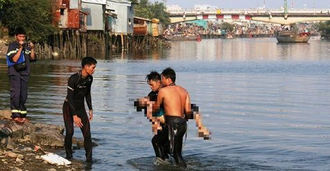 Hinh anh Ru nhau tam bien, 2 hoc sinh chet duoi va mat tich 4