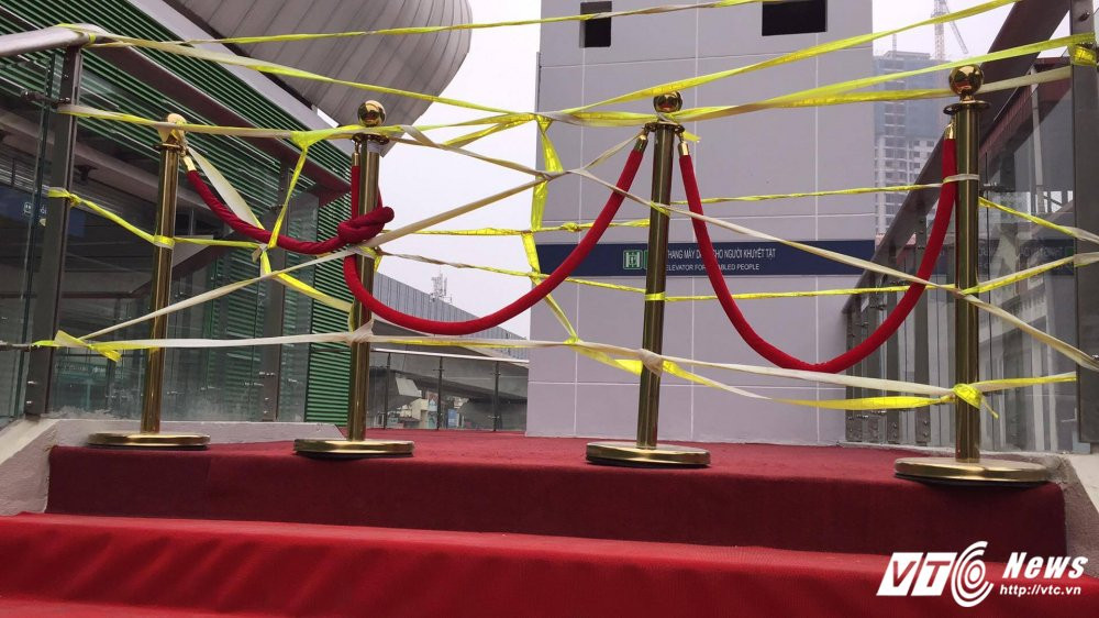 Hinh anh 'Cam' tham quan ga duong sat tren cao vao Chu nhat, nhieu nguoi buc xuc chui the: 'Ngu dot' 5