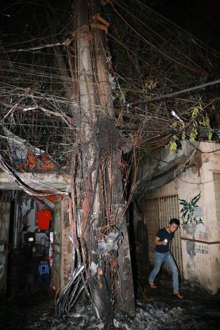 Hà Nội: Cột điện phát nổ, hàng trăm hộ dân mất điện giữa lúc nóng đỉnh điểm ảnh 1