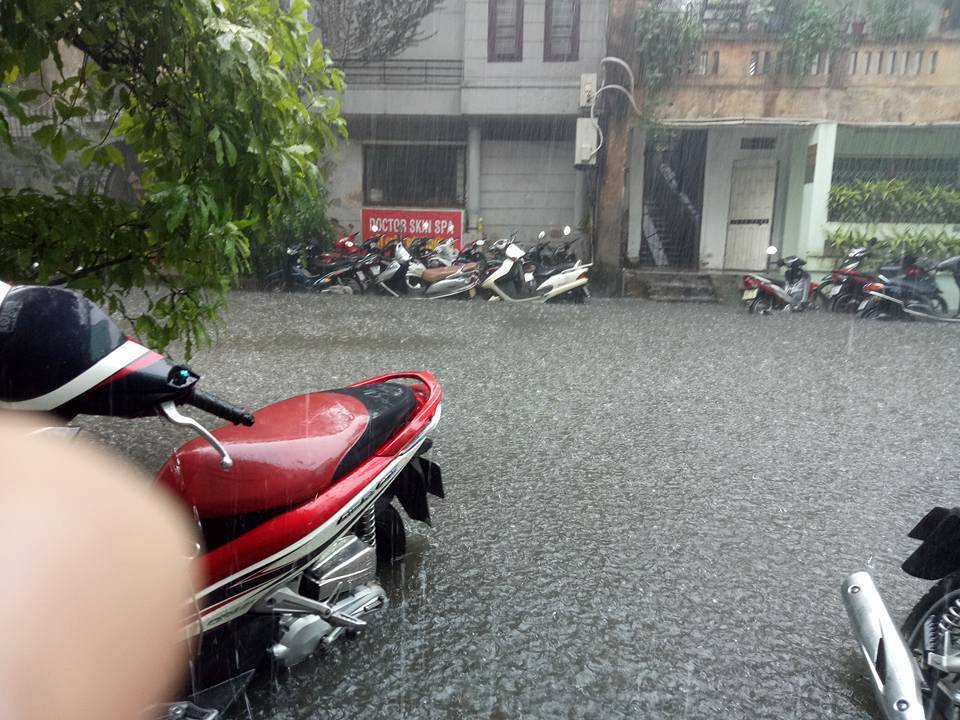 Cơn mưa chưa có tín hiệu dừng (Ảnh FB)